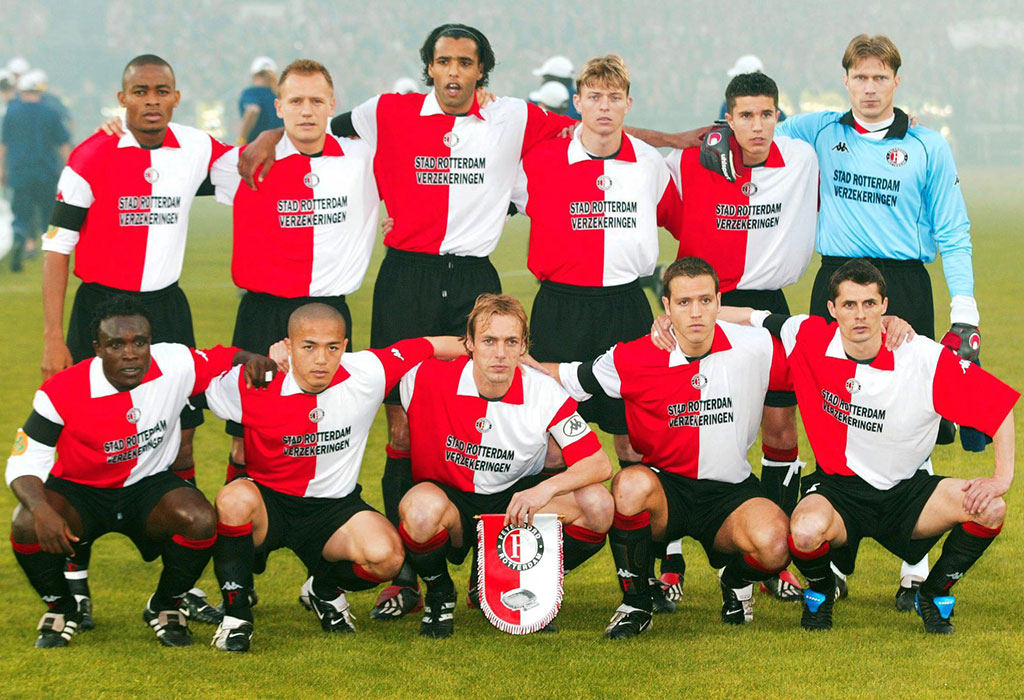 La formazione che scese in campo nella finale di Coppa Uefa del 2001/02. Partita in cui Robin Van Persie (di fianco al portiere) giocò da titolare. Foto: Getty Images.
