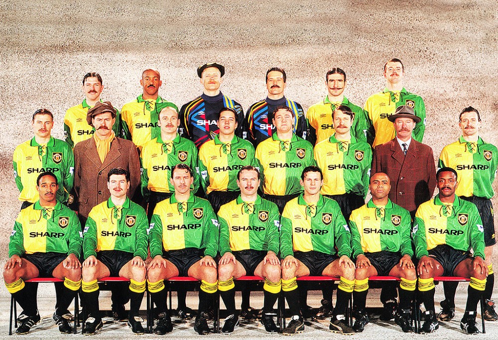 Ayaktakiler Oturanlar MANCHESTER UNITED 19981999